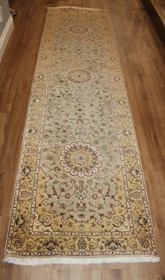 Corredor hecho a mano de lana y seda anudado en la región del Medio Oriente Foto 1 de 4