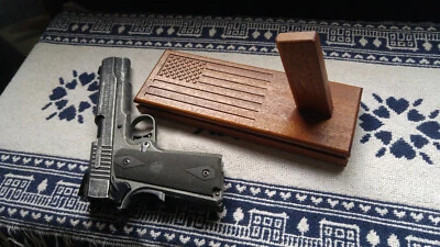 1911 Pistol Display stand with engraved U.S. Flag and mag storage compartment - Image 1 of 4
