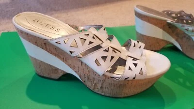 Sandalias de cuña Guess Slide para mujer Foto 1 de 4