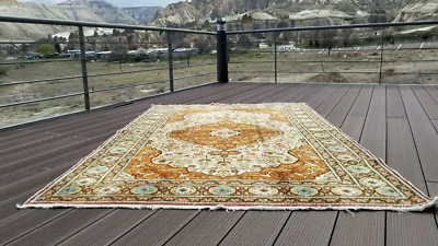 Exquisita alfombra Hereke antigua Cr1940-1959 marfil, color naranja pila lana 5x7 pies Foto 1 de 4