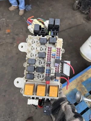 ISUZU NPR FUSE RELAY BOX PANEL 0151 3G25 1545 - Image 1 of 3