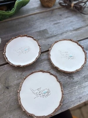 Juego de 3 platos de anidación de pastel de barro con precioso diseño y textura Robin Foto 1 de 4