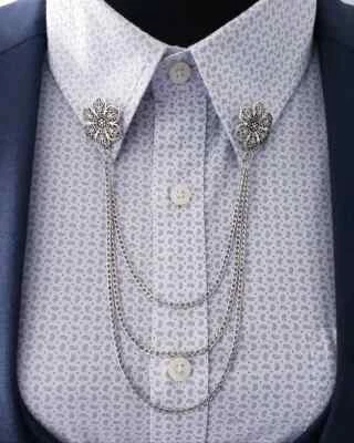 Fabuloso diseño de flor de filigrana con cadena de borla prendedor de cuello para hombre en plata 935 Foto 1 de 4