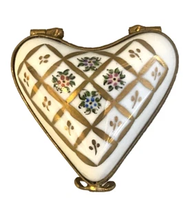 LIMOGES Frankreich PEINT MAIN Schmuckschatulle Herzform mit Gold & FLORAL Design - signiert - Bild 1 von 9