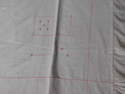 Ancienne HOUSSE EDREDON  120 / 120 volants  broderies rose coton - Photo 1/4