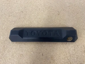 2024-2025 Toyota Tacoma Tailgate Handle Cover 76839-AK010 OEM - Foto 1 di 4