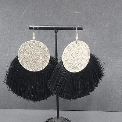 Pendientes perforados grandes tono plata borla negra llamativa colgante 2,5" Foto 1 de 4