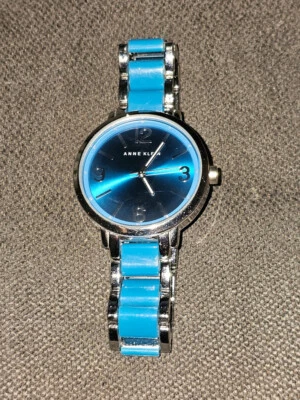 ANNE KLEIN 浅蓝色脸部女士手表 银色和浅蓝色表带 — 第 1/4 张图片