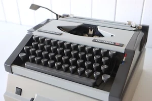 OLYMPIA Traveller de Luxe ***** Portable Typewriter ***** Near Mint Condition  - Picture 1 of 12