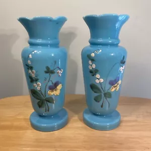 Coppia 2 vasi in vetro opalino blu bohemien smaltati a mano floreale cappotto vittoriano - Foto 1 di 13