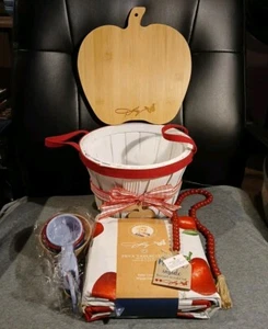 Dolly Parton Lot Of 5, Basket, Tablecloth, Cutting Board, Beads, Measuring Cups - Bild 1 von 11