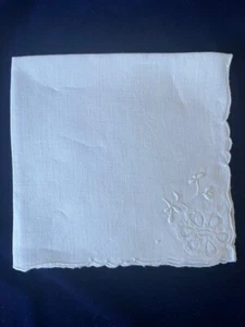 4 Linen Napkins White Sheer Applique Floral Corner Wavy Scallope Edge 13 x 13 in - Picture 1 of 6