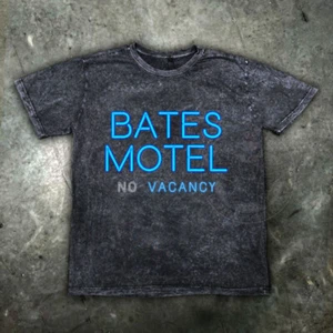 Bates Motel Psycho Norman Halloween Horror Film T Shirt - Foto 1 di 3