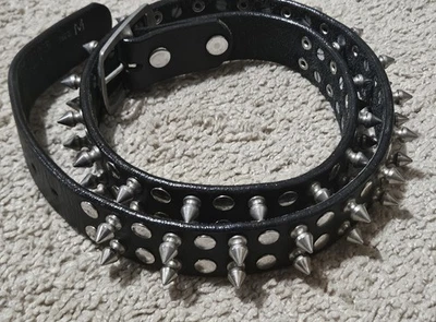 Cinturón con clavos de cuero negro tachonado con hebilla de metal pesado - GÓTICO - METAL - BESO Foto 1 de 4