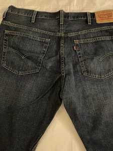 Pantalones de mezclilla rectos lavados oscuros Levi's 569 para hombre 38x32 algodón rojo etiqueta recta usados en excelente estado - Imagen 1 de 13