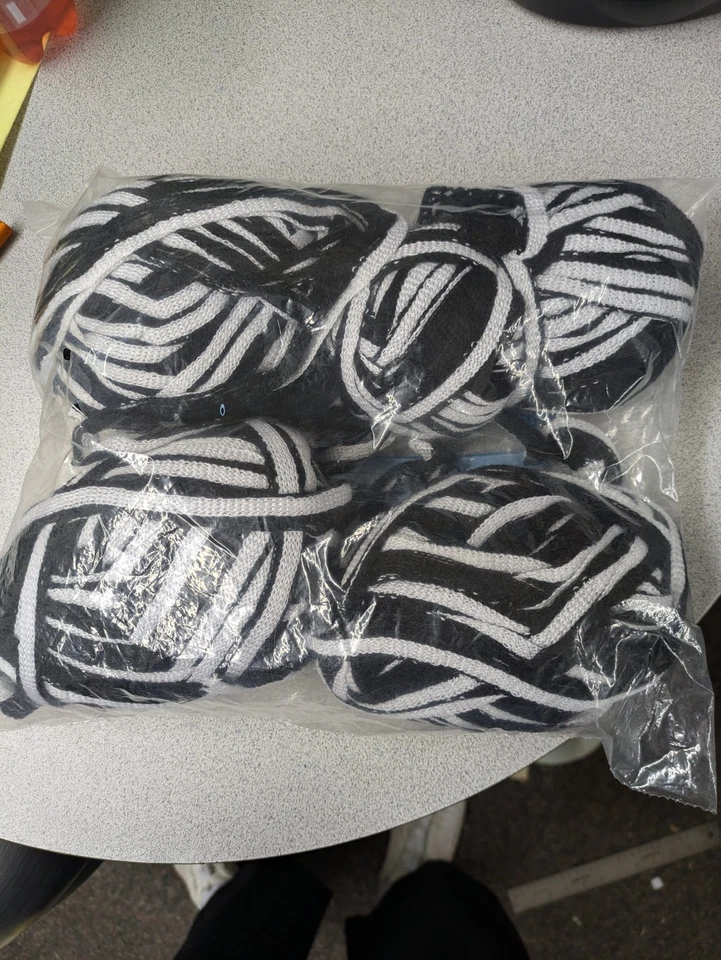 Hilo Mill End 4 madejas. peso 1 lb negro withb blanco Foto 1 de 1