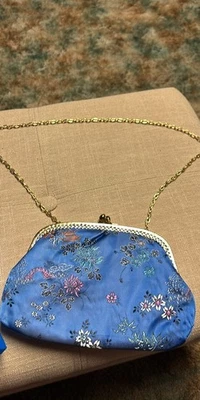 Cartera sin asas vintage de los años 80 azul satinado bordado tono dorado broche cadena correa Foto 1 de 4