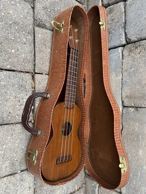 Vintage Martin 1950’s Style 0 Ukulele With Case - Image 1 of 4