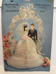 Hallmark 1960’s Bride Groom Wedding Paper Honeycomb Centerpiece 13” Shower - Bild 1 von 2