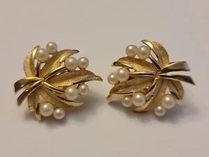 Vintage Krone Trifari goldfarbene Blumen Kunstperlen Clip Ohrringe - Bild 1 von 4