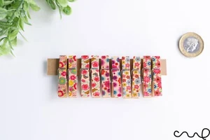 Juego de 10 pequeñas clavijas de tela de madera con estampado floral de 3,5 cm de largo para foto boda F - Imagen 1 de 6
