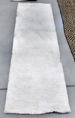 SNOW WHITE 2'-3" X 8' Flaw in Rug, Reduced Price 1172720470 SBS562A-28 - Image 1 of 4