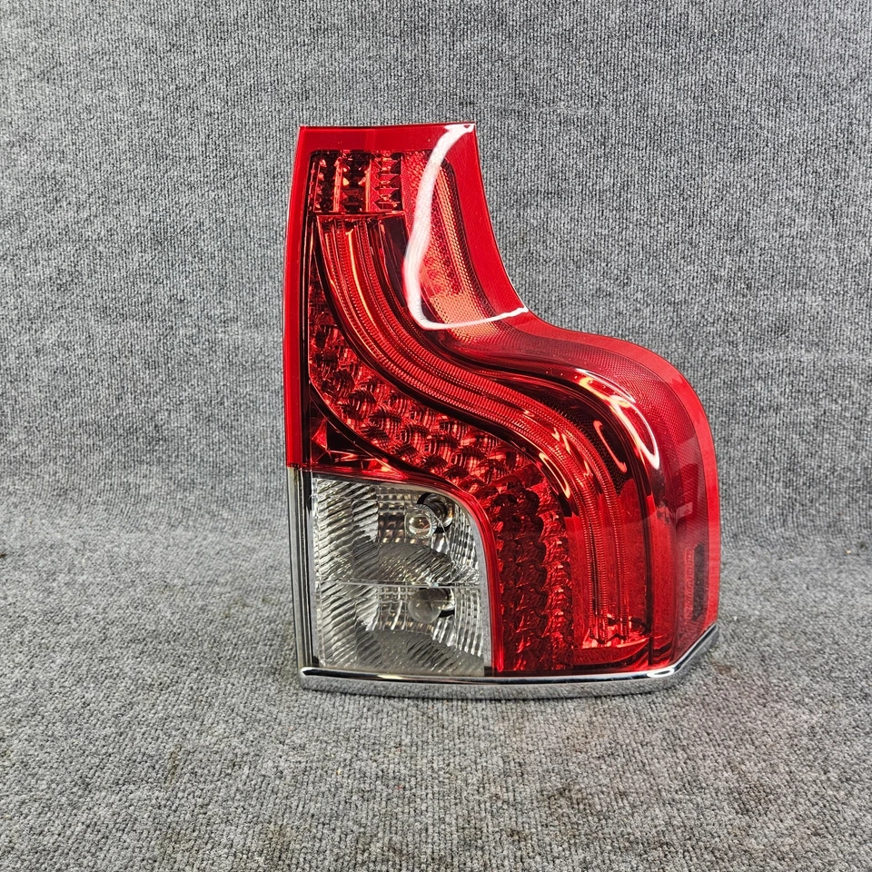 Conjunto de luz trasera inferior derecha pasajero Volvo XC90 2013-2014 31335507 LED OEM Foto 1 de 4