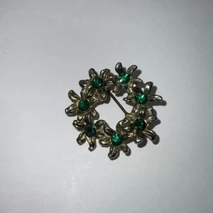 Vintage Gold Tone Brooch Emerald Green Rhinestone Floral Round - Picture 1 of 5