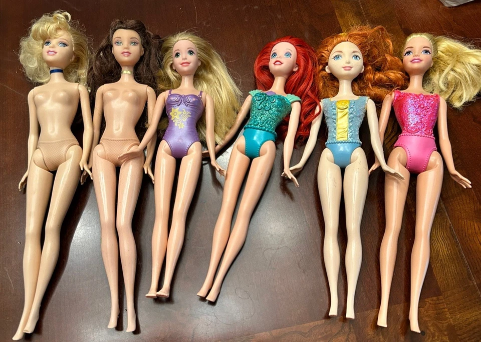 Lote de muñecas Barbie princesa Disney/Mattel 2000 y ropa sin marca Foto 1 de 4