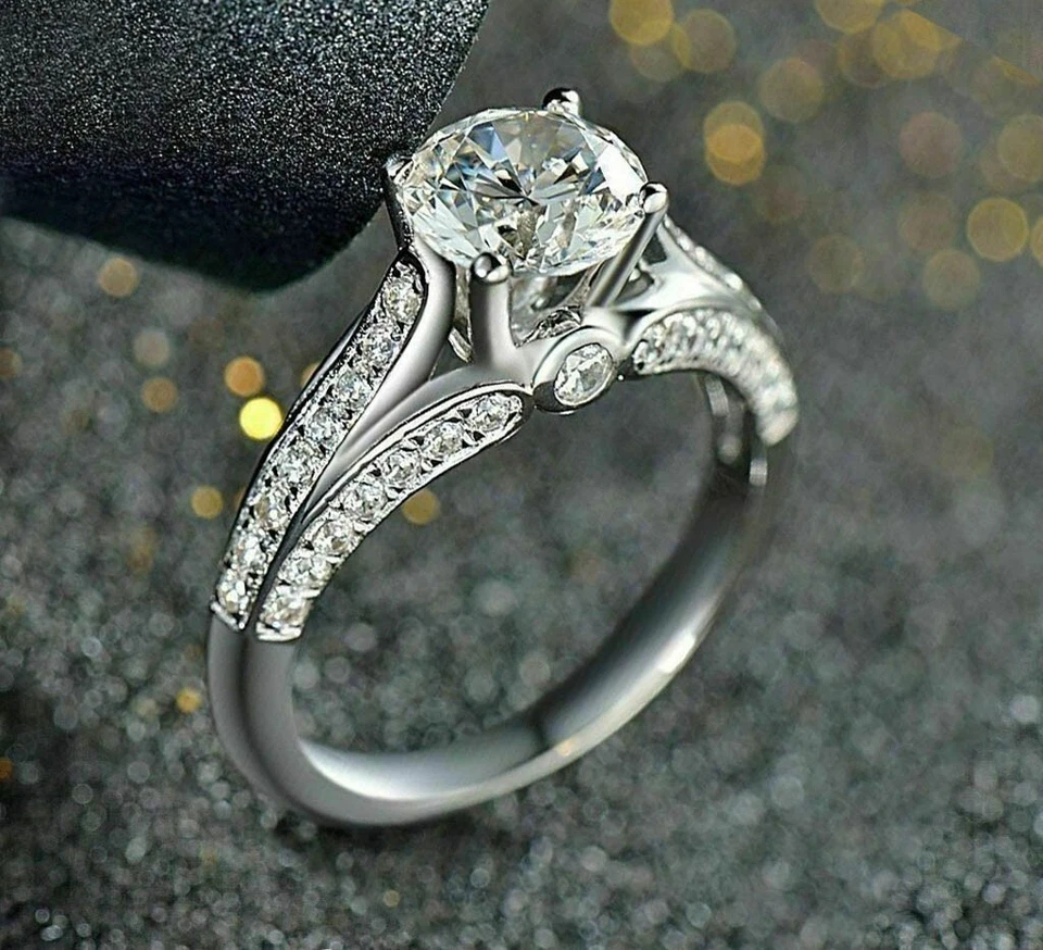 Fede nuziale di fidanzamento creata in laboratorio con diamanti taglio tondo ... - Immagine 1 di 4