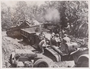 1944 Foto Stampa WWII US Army Carro Armato Anfibio Tira Trattore a Bougainville - Foto 1 di 2