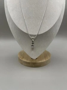 Made with Swarovski® crystals - 3 stone necklace - Picture 1 of 7