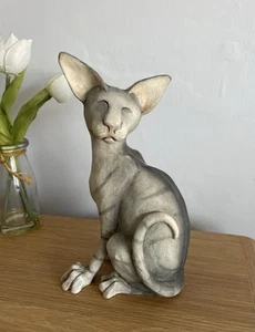 Elegante freche grau-weiß gestreifte Sphynx Katzenfigur - 9 Zoll hoch - Bild 1 von 7