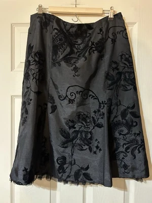 De Colección Harolds Talla 14 Bruja Gótica Línea A Falda Floral Terciopelo Burnout Volantes Dobladillo Foto 1 de 4