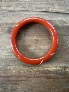 Brazalete de baquelita rojo cereza tallado vintage de vid - Imagen 1 de 11