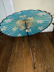 Ombrello vintage in carta giapponese in bambù blu con fiori bianchi - Foto 1 di 5