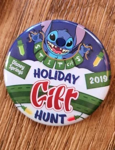 BOTÓN CAZA REGALO VACACIONES STITCH’S NAVIDAD 2019/2018/2017 DISNEY SPRINGS... - Imagen 1 de 1