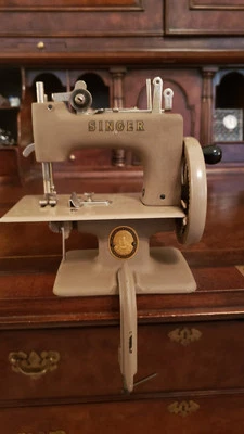 Máquina de coser vintage Singer Sewhandy 20 miniatura original de metal juguete para niños Foto 1 de 4