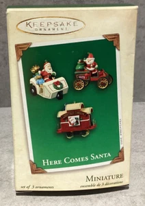 Hallmark 2003 Andenken Miniatur Ornament Set Here Comes Santa - Bild 1 von 2