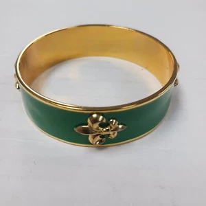 Vintage Enamel FLEUR-DE-LIS Pattern Bangle Bracelet Gold Tone Green Enamel - Picture 1 of 7