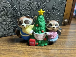 Adorno Hallmark 1993 ""Nuestra primera Navidad"" linda pareja de mapaches pequeños - Imagen 1 de 4