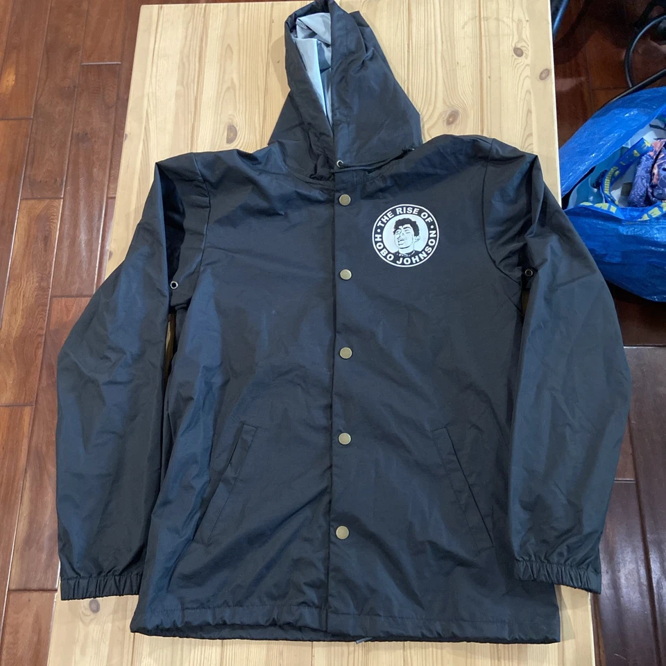Chaqueta cortavientos con capucha The Rise of Hobo Johnson talla mediana frontal a presión Foto 1 de 4
