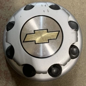 01-11 Chevy Silverado 3500, Dually Rear Wheel Center Cap Silver, Part #15053705 - Picture 1 of 4