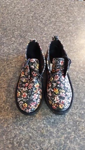 NEU ohne Karton BEARPAW SKYE SCHWARZE CHUKKA-STIEFELETTEN MIT BLUMENDRUCK Größe 3 JUGEND - Bild 1 von 4