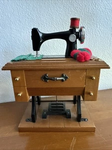 Caja de música para Navidad máquina de coser vintage Berkeley Designs - Imagen 1 de 9
