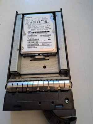Hitachi HDD 600GB SAS 2.5" 6Gb/s 10K RPM 0B25665 - NETAPP 108-00266 IBM 00V7421 - Immagine 1 di 2
