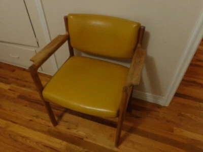 Sillón de palisandro moderno vintage de mediados de siglo con tapicería de vinilo dorado cosecha Foto 1 de 3