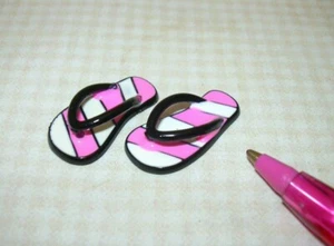 Chanclas de plástico perfecto a escala miniatura rosa/blanco a rayas: casa de muñecas 1:12 - Imagen 1 de 1