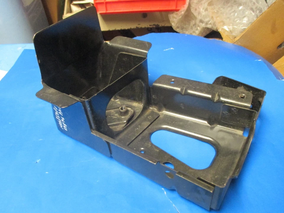 радиатор нижняя опора, новый, N.O.S.2001-2006 Chrysler Sebring 4696369 - Изображение 1 из 1