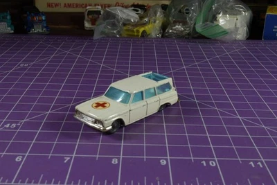 Ambulancia Husky Studebaker Wagonaire blanca, falta puerta trasera Foto 1 de 4